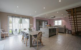 Kokana Modern Holiday Home